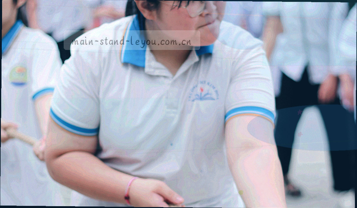球员射门瞬间，全场灯光